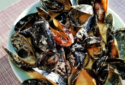 Фото шага рецепта Мидии в чесночносливочном соусе с лимонным соком 152481 шаг 6  