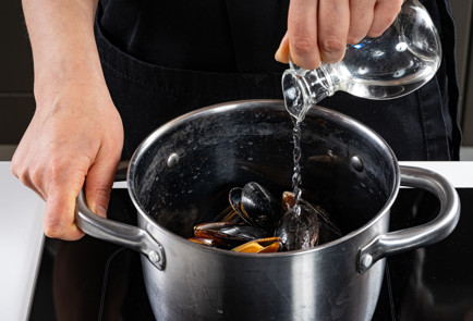 Фото шага рецепта Мидии в духовке 191082 шаг 5  