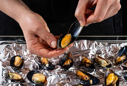 Фото шага рецепта Мидии в духовке 191082 шаг 7  