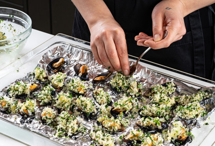 Фото шага рецепта Мидии в духовке 191082 шаг 8  