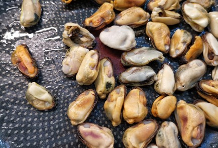 Фото шага рецепта Мидии в кокосовом молоке с карри 152774 шаг 2  