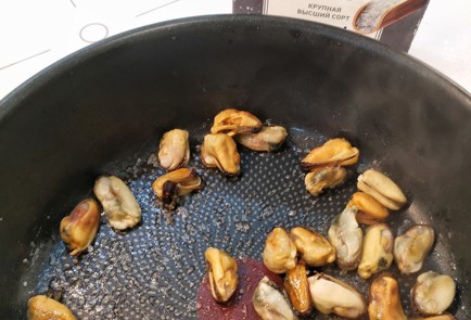 Фото шага рецепта Мидии в кокосовом молоке с карри 152774 шаг 3  