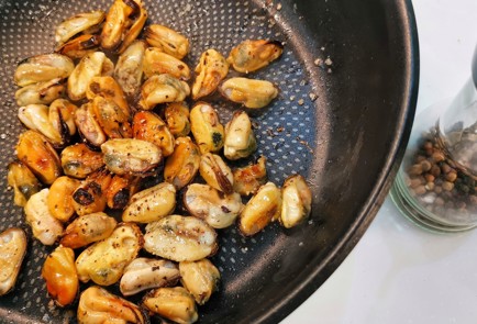 Фото шага рецепта Мидии в кокосовом молоке с карри 152774 шаг 4  