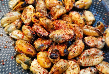 Фото шага рецепта Мидии в кокосовом молоке с карри 152774 шаг 5  