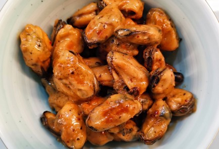 Фото шага рецепта Мидии в кокосовом молоке с карри 152774 шаг 8  