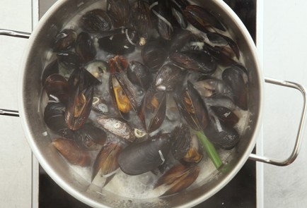 Фото шага рецепта Мидии в кокосовом молоке 52446 шаг 3  