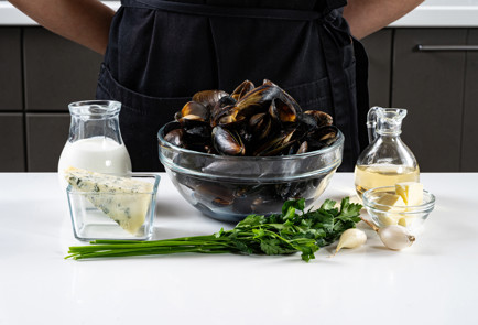 Фото шага рецепта Мидии в соусе из голубого сыра 191080 шаг 1  