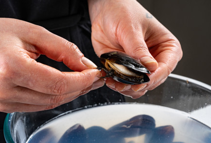 Фото шага рецепта Мидии в соусе из голубого сыра 191080 шаг 2  