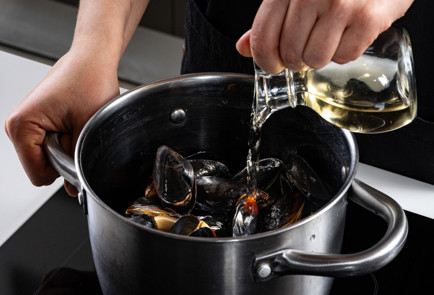 Фото шага рецепта Мидии в соусе из голубого сыра 191080 шаг 4  