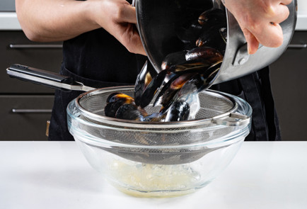 Фото шага рецепта Мидии в соусе из голубого сыра 191080 шаг 5  