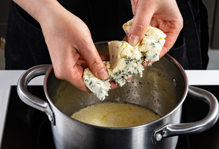 Фото шага рецепта Мидии в соусе из голубого сыра 191080 шаг 7  