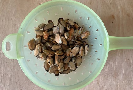 Фото шага рецепта Мидии в томатносливочном соусе с сыром и пастой 174086 шаг 1  