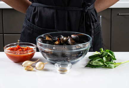 Фото шага рецепта Мидии в томатном соусе 191081 шаг 1  