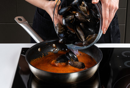 Фото шага рецепта Мидии в томатном соусе 191081 шаг 7  