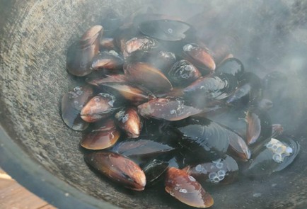 Фото шага рецепта Мидии жаренные на огне 189129 шаг 6  
