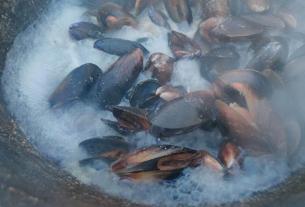 Фото шага рецепта Мидии жаренные на огне 189129 шаг 8  