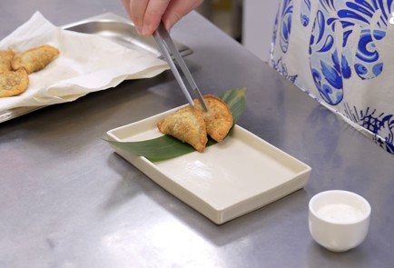 Фото шага рецепта Миничебуреки с ягненком и карри 140624 шаг 10  