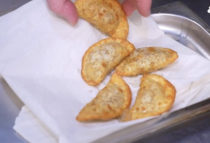 Фото шага рецепта Миничебуреки с ягненком и карри 140624 шаг 9  