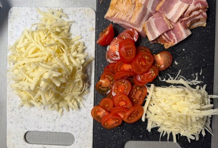 Фото шага рецепта Мини пиццы с беконом и коктейльными томатами 188879 шаг 2  