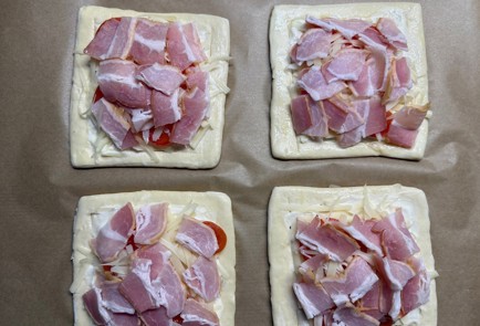 Фото шага рецепта Мини пиццы с беконом и коктейльными томатами 188879 шаг 3  