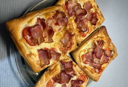 Фото шага рецепта Мини пиццы с беконом и коктейльными томатами 188879 шаг 4  