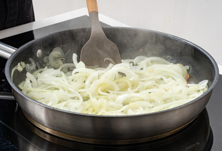 Фото шага рецепта Минтай на сковороде с луком и морковью 190496 шаг 6  