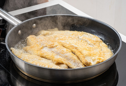 Фото шага рецепта Минтай на сковороде в сливочном соусе 190497 шаг 6  