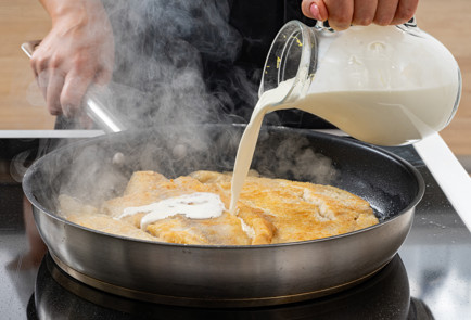 Фото шага рецепта Минтай на сковороде в сливочном соусе 190497 шаг 7  