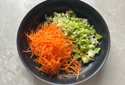 Фото шага рецепта Минтай под овощной шапкой в духовке 190266 шаг 3  