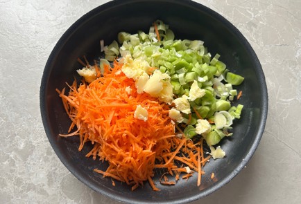 Фото шага рецепта Минтай под овощной шапкой в духовке 190266 шаг 4  