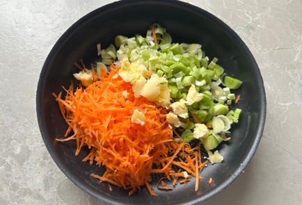 Фото шага рецепта Минтай под овощной шапкой в духовке 190266 шаг 5  