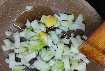 Фото шага рецепта Минтай с луком на сковороде 175625 шаг 15  