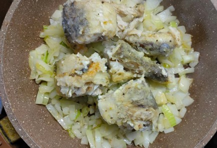 Фото шага рецепта Минтай с луком на сковороде 175625 шаг 16  