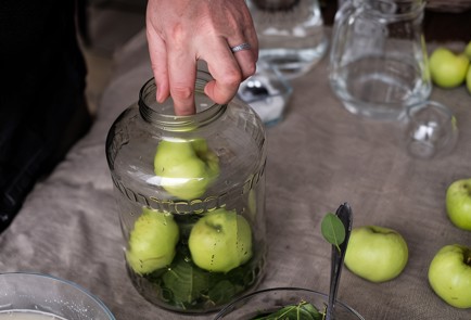 Фото шага рецепта Моченые яблоки с вишневыми листьями 138701 шаг 5