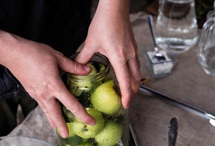 Фото шага рецепта Моченые яблоки с вишневыми листьями 138701 шаг 6