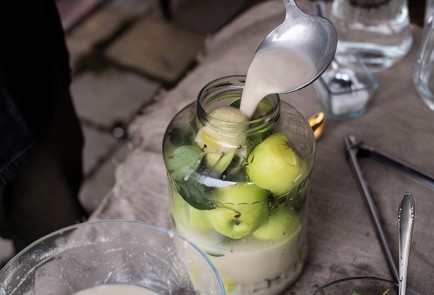 Фото шага рецепта Моченые яблоки с вишневыми листьями 138701 шаг 7