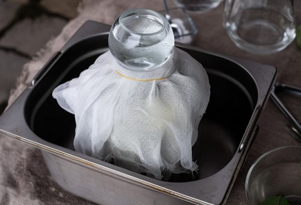 Фото шага рецепта Моченые яблоки с вишневыми листьями 138701 шаг 9