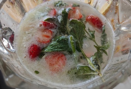 Фото шага рецепта Мохито с клубникой и ванильным сиропом 186716 шаг 12  