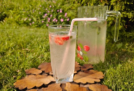 Фото шага рецепта Мохито с клубникой и ванильным сиропом 186716 шаг 13  