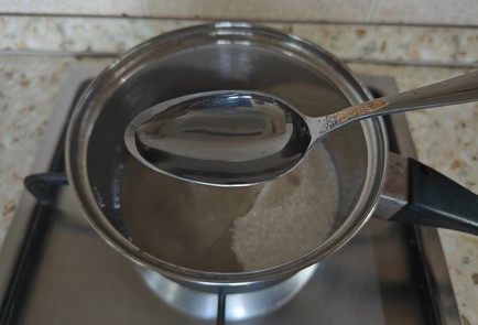 Фото шага рецепта Мохито с клубникой и ванильным сиропом 186716 шаг 2  