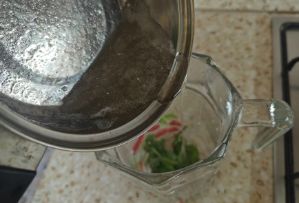 Фото шага рецепта Мохито с клубникой и ванильным сиропом 186716 шаг 7  