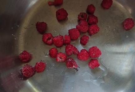 Фото шага рецепта Мохито с малиной и лаймом 186706 шаг 1  