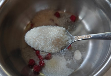 Фото шага рецепта Мохито с малиной и лаймом 186706 шаг 2  