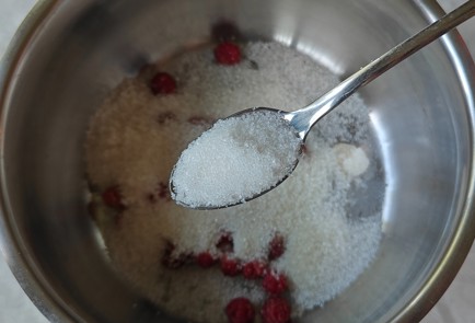 Фото шага рецепта Мохито с малиной и лаймом 186706 шаг 3  