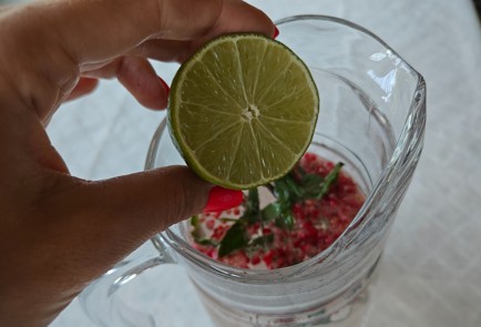 Фото шага рецепта Мохито с малиной и лаймом 186706 шаг 9  