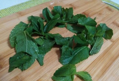 Фото шага рецепта Молочное желе с мятой 190000 шаг 1  