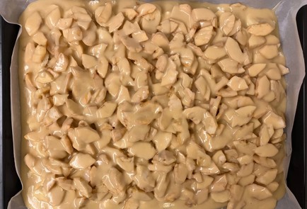 Фото шага рецепта Молочный бисквит с творогом яблоками и бананами 175695 шаг 10  