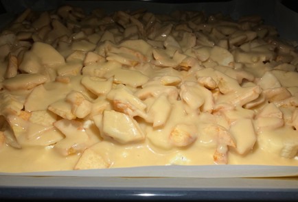 Фото шага рецепта Молочный бисквит с творогом яблоками и бананами 175695 шаг 11  