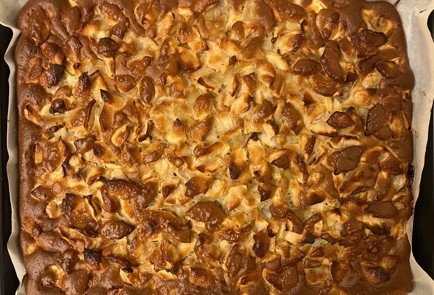 Фото шага рецепта Молочный бисквит с творогом яблоками и бананами 175695 шаг 12  