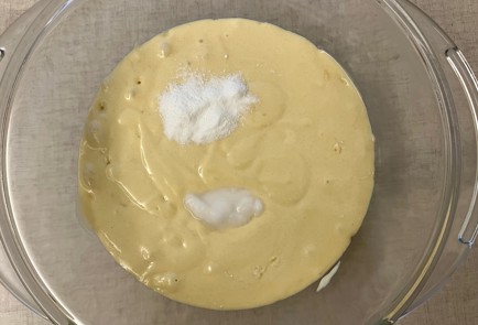 Фото шага рецепта Молочный бисквит с творогом яблоками и бананами 175695 шаг 2  